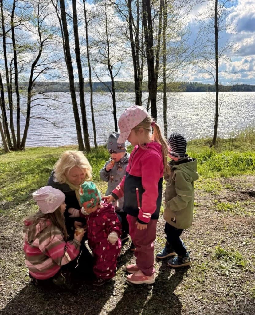 Lapset luonnon äärellä