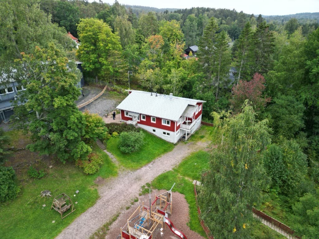 Liisalan sali ilmasta — punainen rakennus Nummelassa